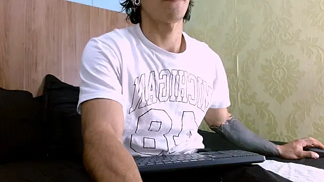 Snapshot of AlbertBernal69 chatting on January 11, 2:20 am AlbertBernal69 online show from January 11, 2:20 am