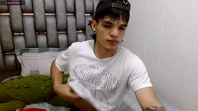 Snapshot of AlbertBernal69 chatting on December 24, 2:32 am AlbertBernal69 online show from December 24, 2:32 am