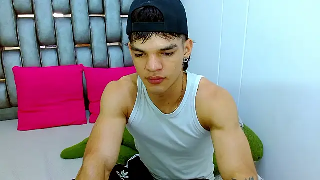 Snapshot of AlbertBernal69 chatting on December 6, 3:30 am AlbertBernal69 online show from December 6, 3:30 am