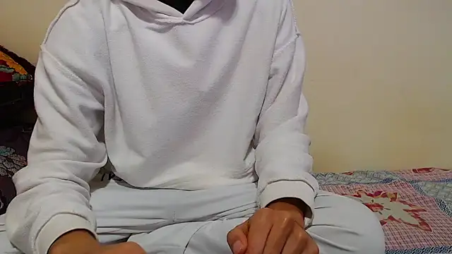 Snapshot of Alexdelarge323 chatting on February 20, 9:44 am Alexdelarge323 online show from February 20, 9:44 am