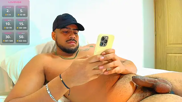Snapshot of bigpleasure_ chatting on October 2, 11:20 pm bigpleasure online show from October 2, 11:20 pm