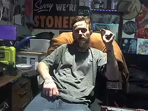 Snapshot of CloudDadddyyy420 chatting on February 9, 10:00 pm CloudDadddyyy420 online show from February 9, 10:00 pm