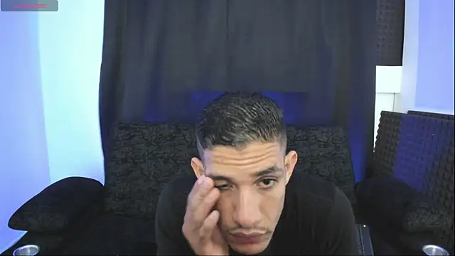 jhonnysnow17 online show from May 15, 8:44 am