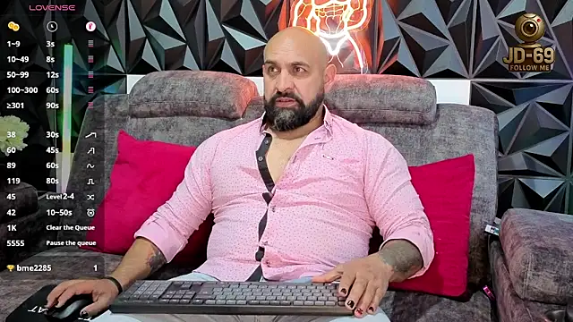 Snapshot of JD-69 chatting on October 7, 7:40 pm JD-69 online show from October 7, 7:40 pm