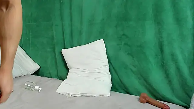 Snapshot of Georgearmwrestler chatting on January 8, 4:33 pm Georgearmwrestler online show from January 8, 4:33 pm