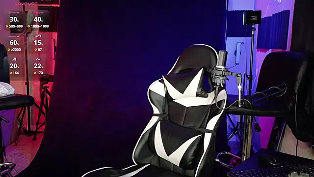 Snapshot of FiftyShadez chatting on October 19, 1:32 am FiftyShadez online show from October 19, 1:32 am