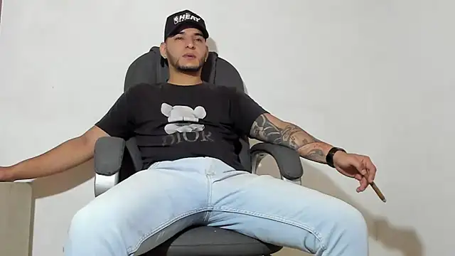 Snapshot of iandygrasso chatting on December 29, 12:45 pm iandygrasso online show from December 29, 12:45 pm