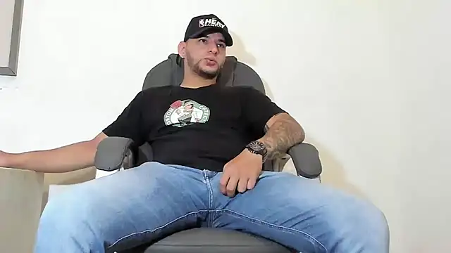 Snapshot of iandygrasso chatting on December 15, 1:11 pm iandygrasso online show from December 15, 1:11 pm