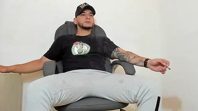 Snapshot of iandygrasso chatting on January 14, 1:28 pm iandygrasso online show from January 14, 1:28 pm