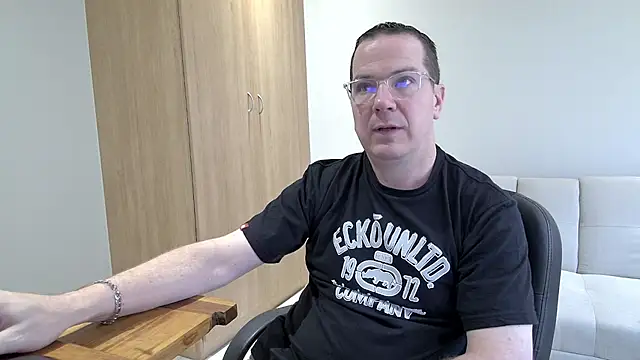 Snapshot of BrettJ81 chatting on October 25, 11:12 am BrettJ81 online show from October 25, 11:12 am