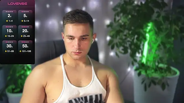 Snapshot of Sweeet__boy chatting on March 1, 6:32 pm Sweeet boy online show from March 1, 6:32 pm